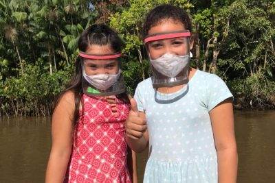 deux petites filles sourient avec leurs visières